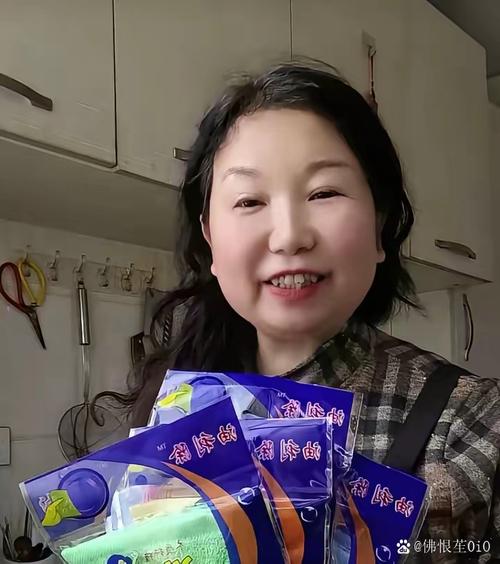 上手把玩自家乖巧牡丹鳥,全程溫柔互動,小鳥穩(wěn)穩(wěn)站掌心看鏡頭,模樣軟